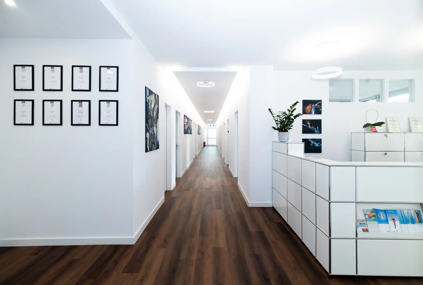 Praxisflur – Helle Flure verbinden Diagnostik und Therapie auf kurzem Weg.